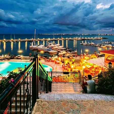 Апартаменти Sunny Victoria Penthouse